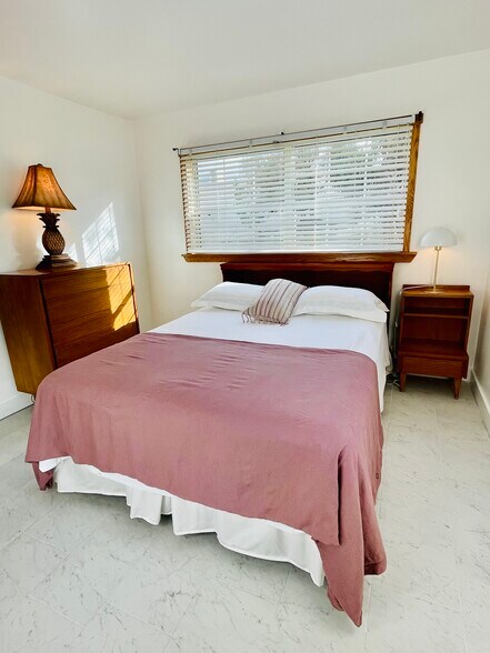 Building Photo - 4158 Tamiami Trl