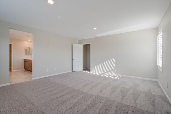 Building Photo - Mountains Edge!! Gated!!  4 bedrooms!! Primary Bedroom and bath down Stairs!! 2 Primary bedrooms!...