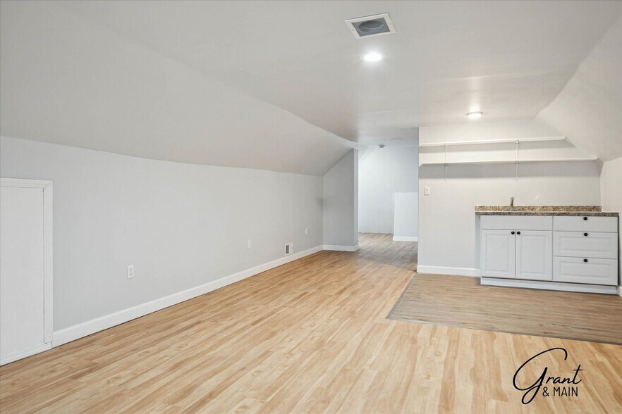 Building Photo - 1613 Virginia Park St