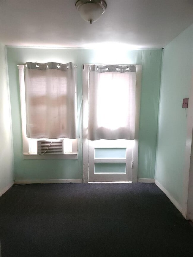 Building Photo - 910 E 13th St