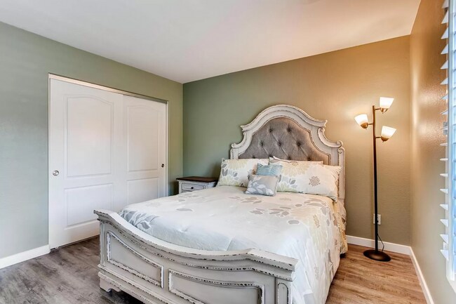 Building Photo - Furnished large and modern condo