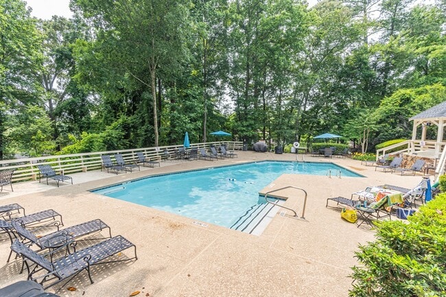 Building Photo - Welcome to this charming 2 bedroom, 2 bath...