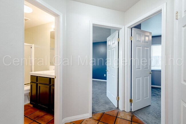 Building Photo - 3 Bedroom/2 Bath Home with Solar in the De...