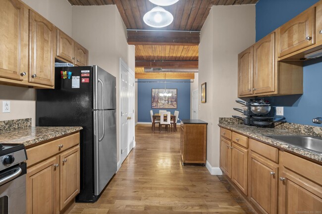 Building Photo - 145 Canal St E