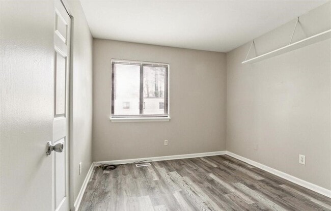 Building Photo - Remodeled Townhouse Ready for A New Tenant