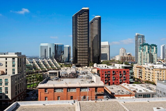 Building Photo - Top Floor Condo in the Gaslamp District!