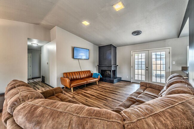 Building Photo - Fully Furnished Rental