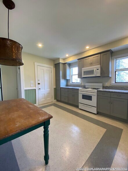 Building Photo - 18 Haverford St