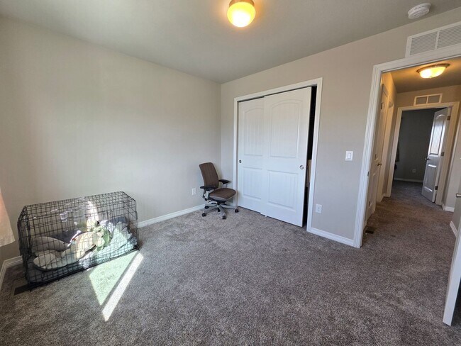 Building Photo - Fully Finished Corner-Lot Home with Mounta...