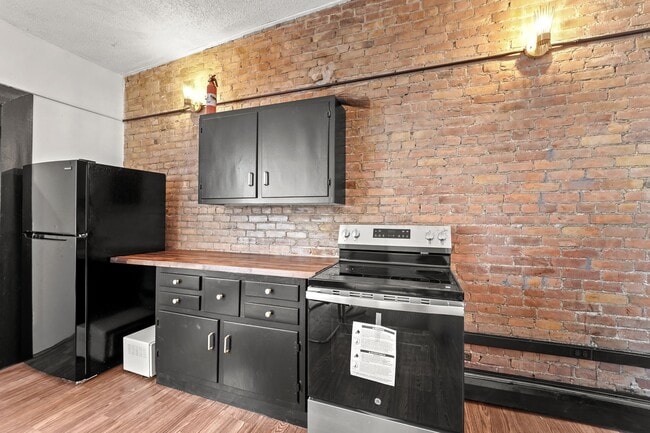 Building Photo - 136 Court St