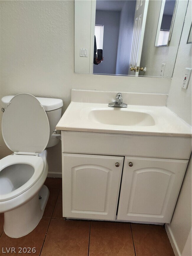 Building Photo - 3437 E Cheyenne Ave