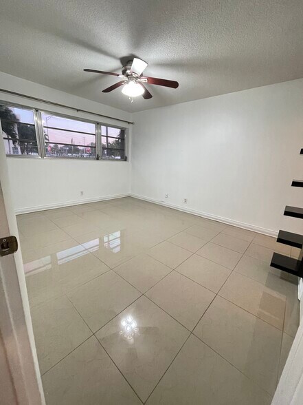 Building Photo - 1460 NE 169th St