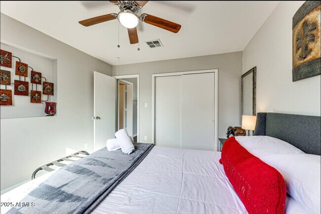 Building Photo - 1027 S Siesta Ln