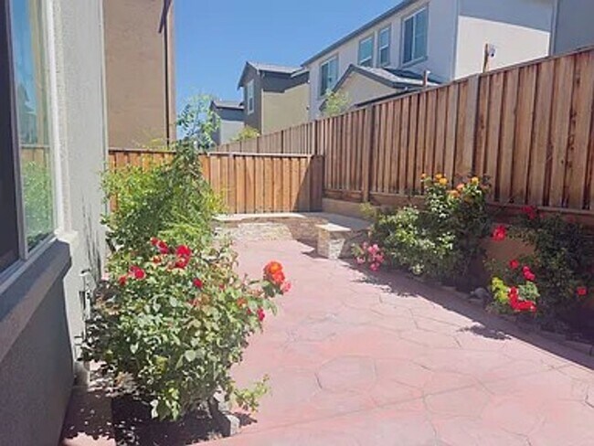 Building Photo - Beautiful Newer Pittsburg Home – 4 Bd, 3 Ba, close to BART Freeway and Shopping!