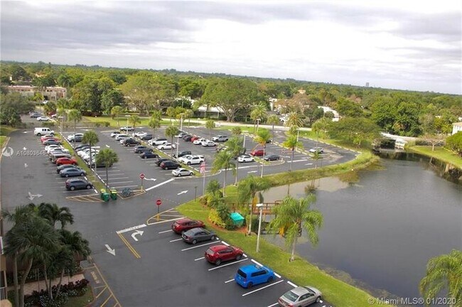 Building Photo - 250 Jacaranda Dr