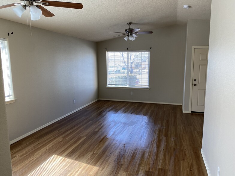 Living Room & Entry - 3850 Desert Pinon Dr NE