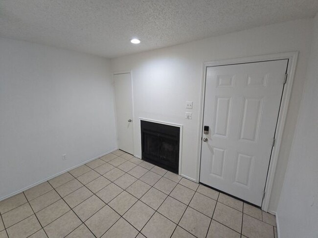 Building Photo - 904 N Bishop St