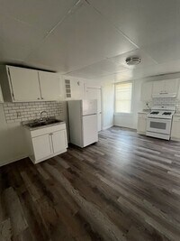 Building Photo - 2922 Bank St