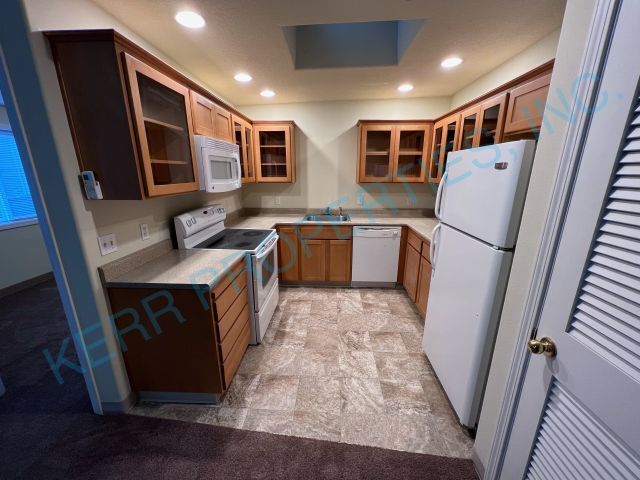 Building Photo - Cozy 1-Bed Oasis in Portland's Belmont District - Spacious 700 Sq. Ft. Gem!