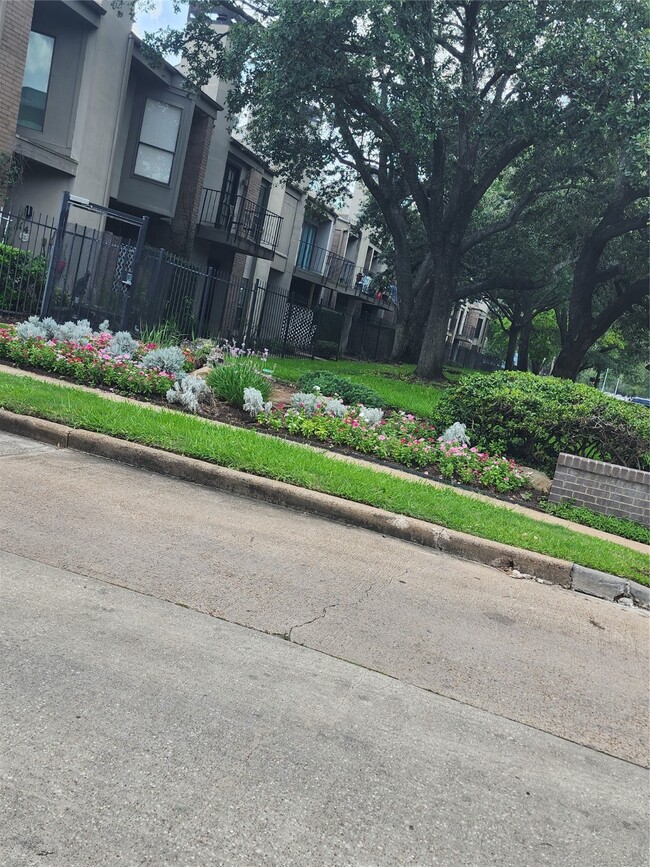 Building Photo - 10811 Richmond Ave.