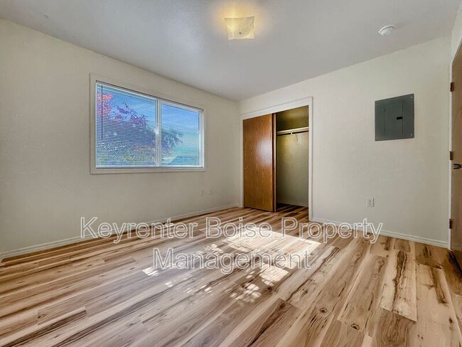 Building Photo - 254 Elbridge St E