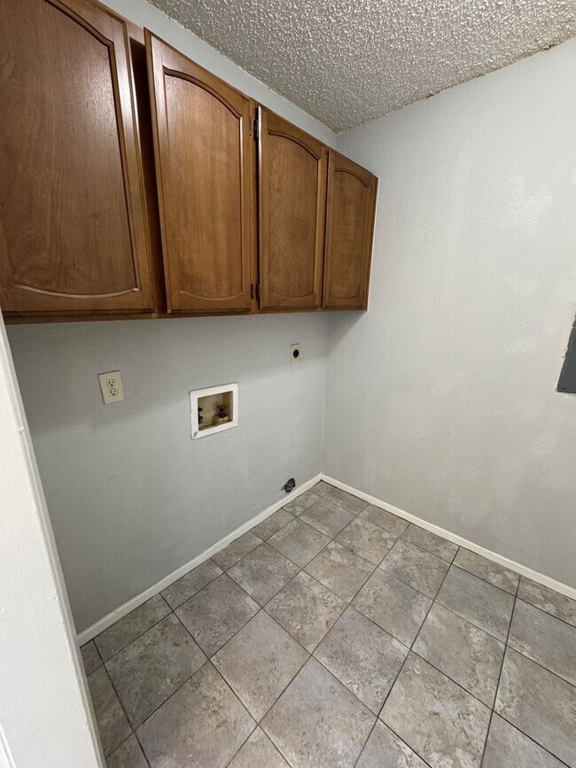 Building Photo - Spacious Townhome