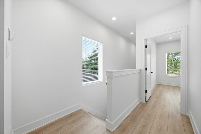 Building Photo - 8019 Grandview St