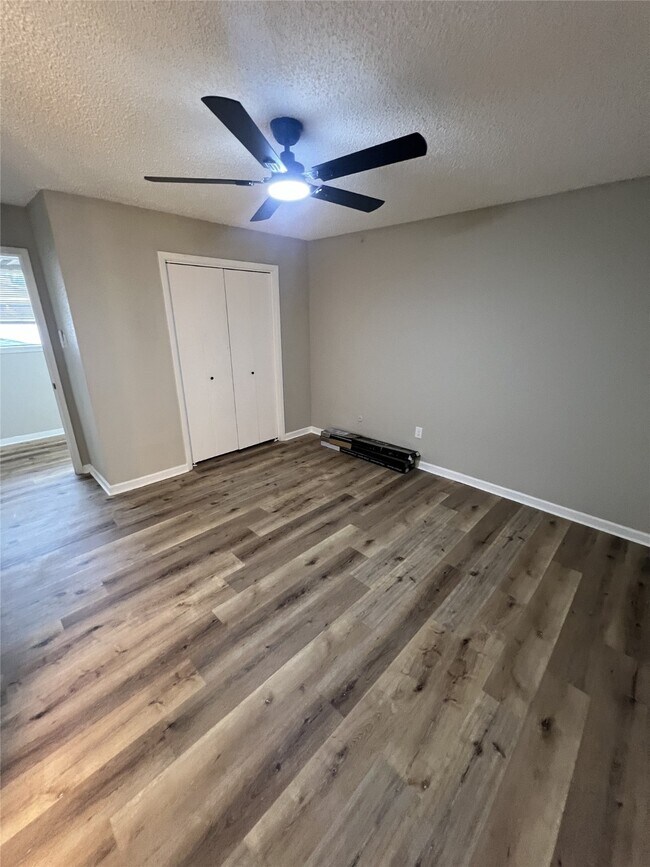 Building Photo - 1310 Town Cir