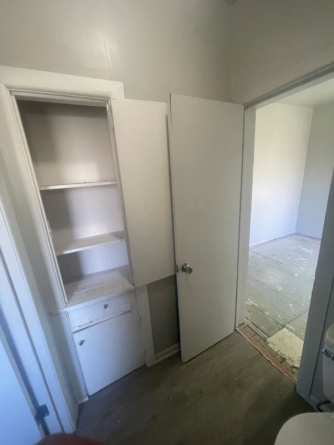 Building Photo - 3 bedroom, 2 bath