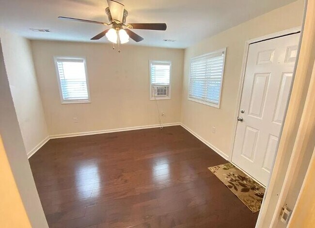 Building Photo - 847 Dovefield Ln