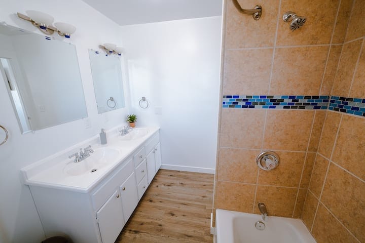 Building Photo - 5648 Berkshire Dr