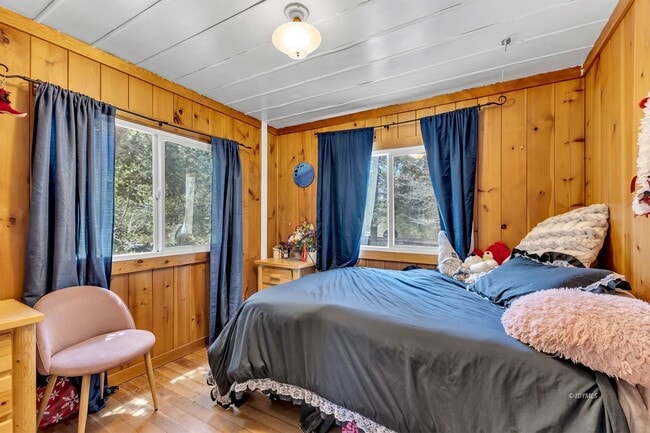 Building Photo - 3 bd 2 ba country cabin close to town