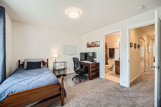 Building Photo - Modern Furnished Townhome in Prime Kent Lo...