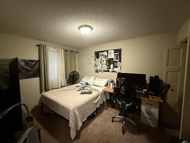 Building Photo - Roomy four-bed three-bath + loft townhome ...