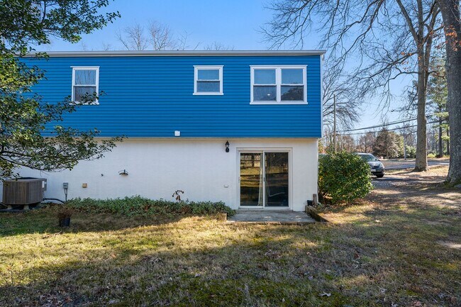 Building Photo - Elegant & Modern Home with Beautiful Interior