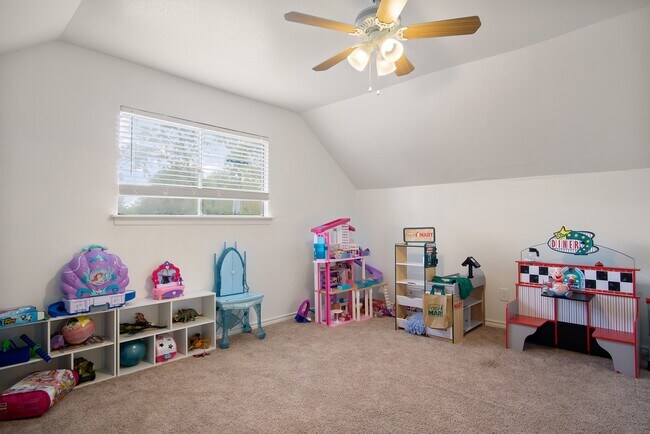 Building Photo - 706 Yale Ln