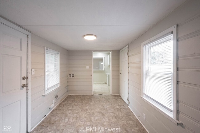 Building Photo - 4923 Barlow Dr