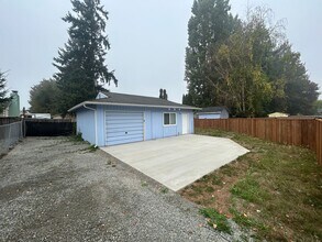 Building Photo - Private, Quiet HOME 1 bd 1 bath w/ garage ...