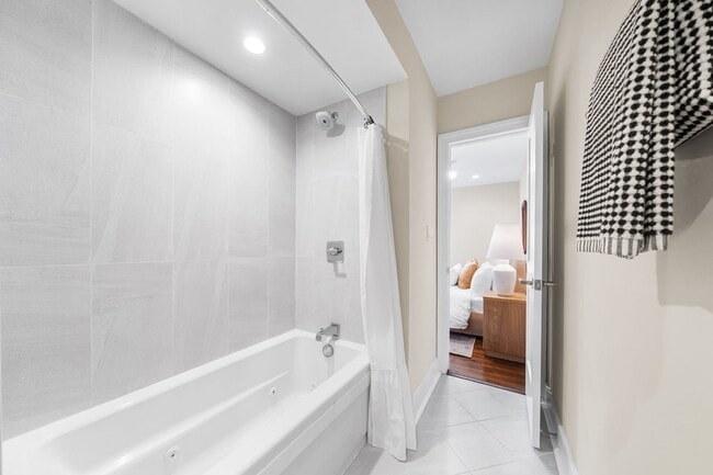 Building Photo - Stylish 2BR/2BA Bi-Level Condo with Private Roof Deck and Covered Parking!