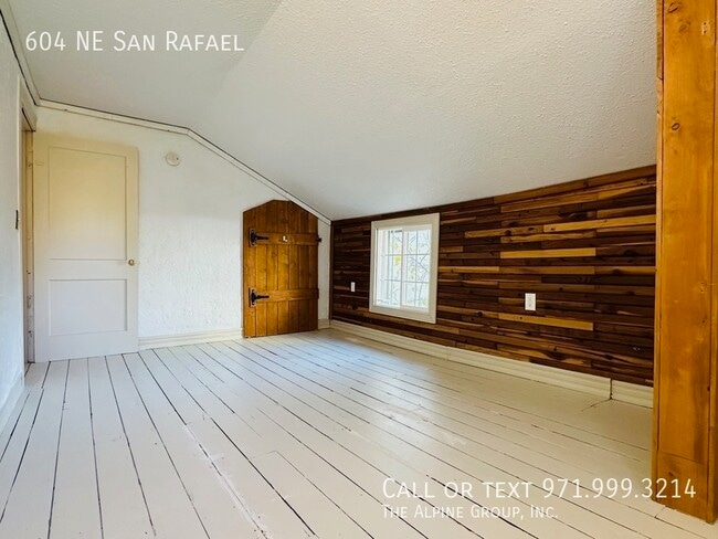 Building Photo - 604 NE San Rafael St