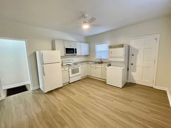 Building Photo - Adorable 2 bedroom, 1 bath duplex | Located in Gastonia