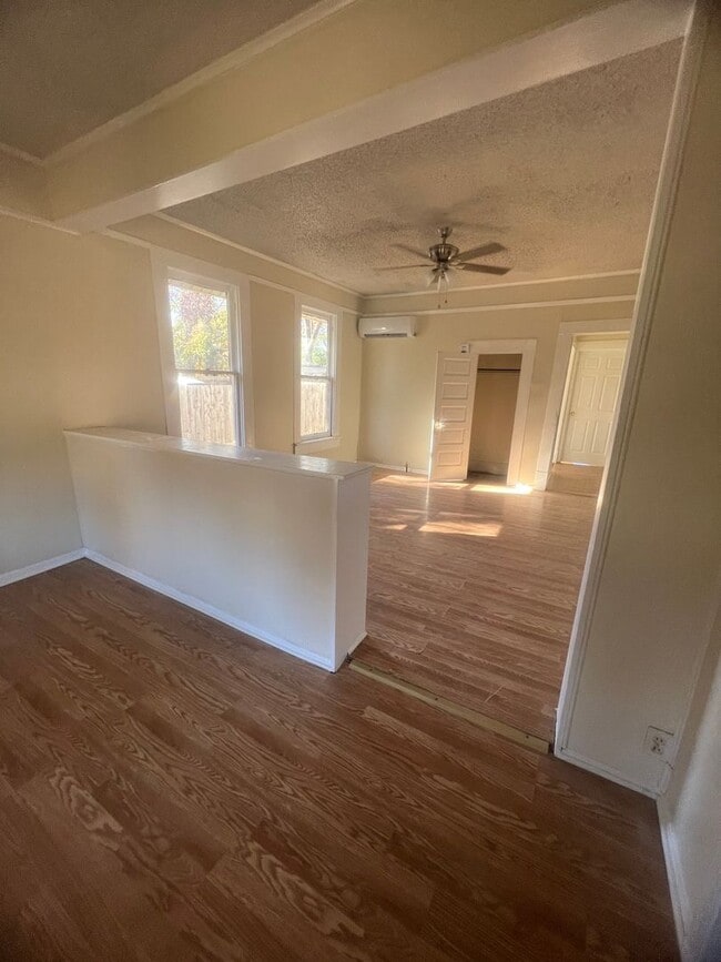 Building Photo - New Listing