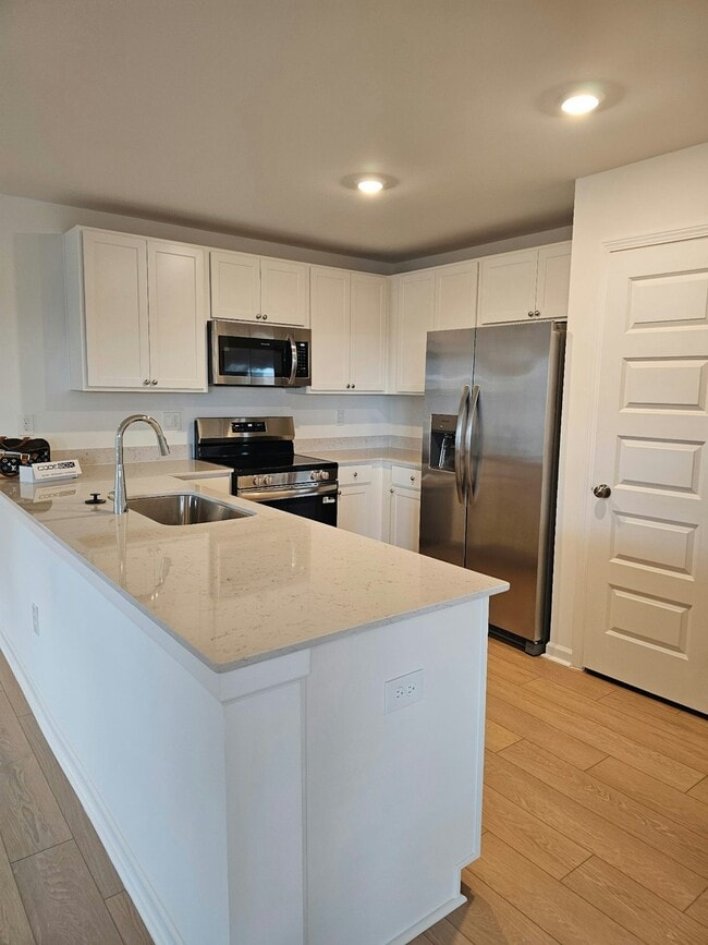 Building Photo - 112 Labrador Ln