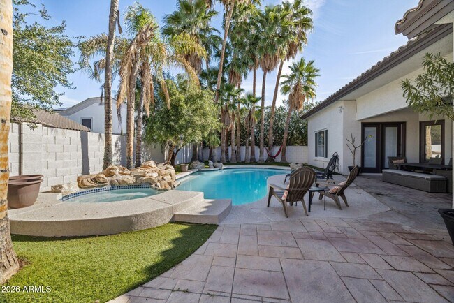 Building Photo - 2732 E Hillery Dr