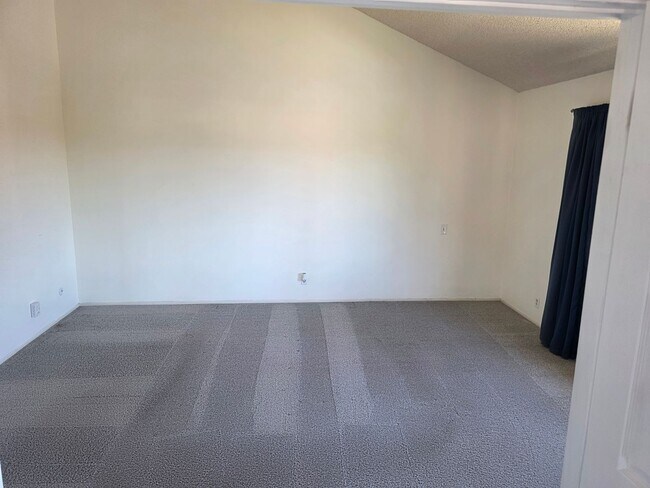 Building Photo - Large 3 bedroom home in quiet neighborhood cul-de-sac with amazing views