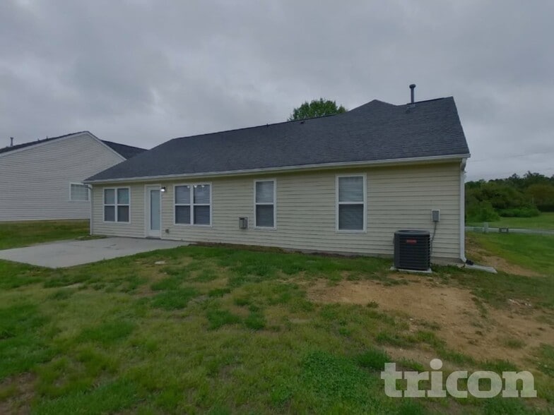 Building Photo - 2009 Moonstone Ln