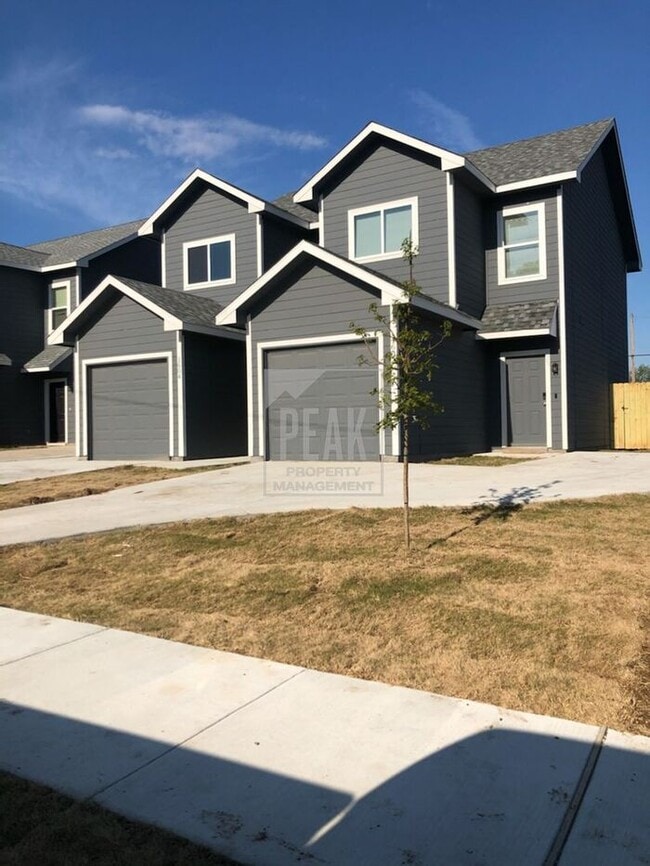 Primary Photo - $1549! Stylish 2BR Townhome with 15 Minute...