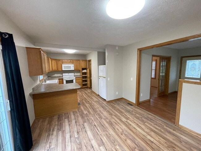 Building Photo - Great 3 Bed, 3 Bath house.