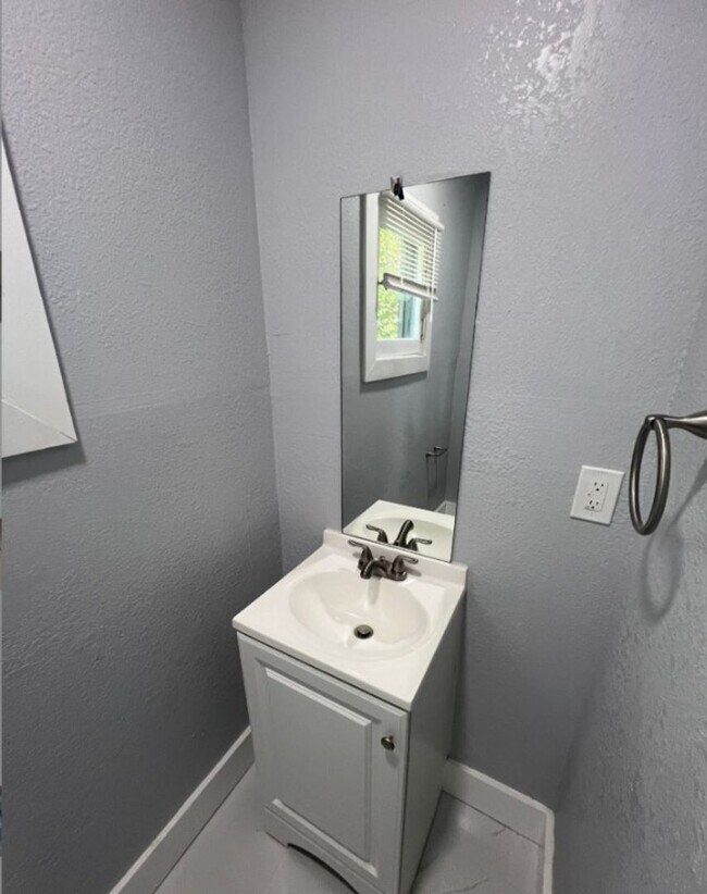 Building Photo - Spacious 5 Bed, 2.5 Bath in the heart of K...
