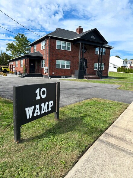 Front of building - 10 Wampanoag Trl